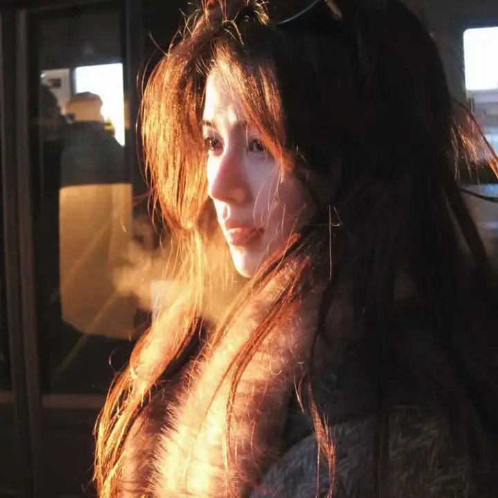 院子里的女人